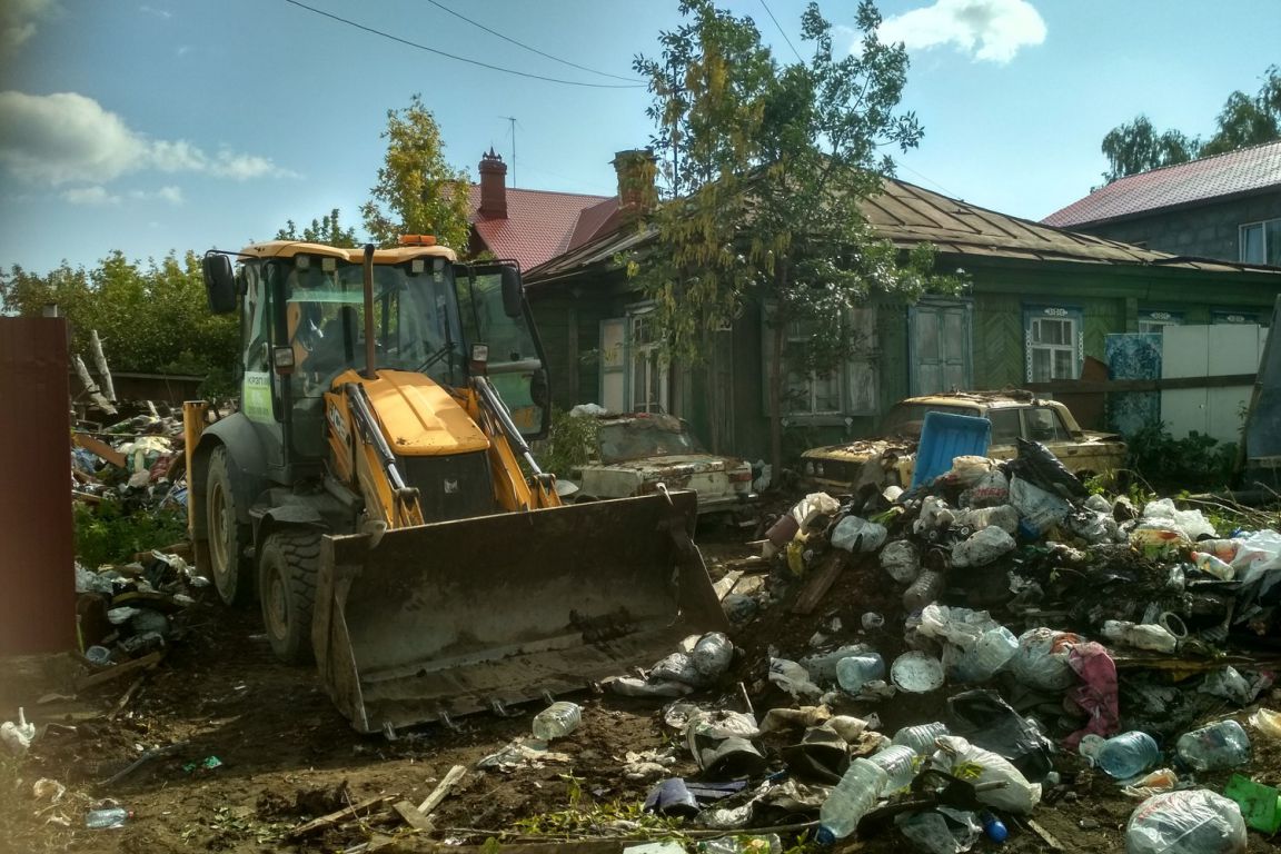 В Екатеринбурге убрали свалку, которую владелец усадьбы копил семь лет -  «Уральский рабочий»